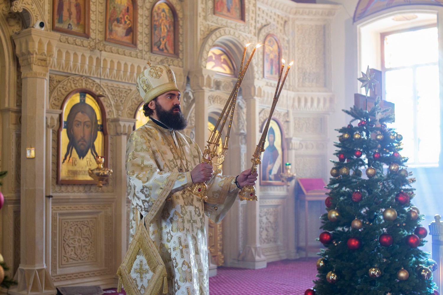 Архиепископ Феофилакт совершил воскресные богослужения в кафедральном соборе свв. Жен-Мироносиц