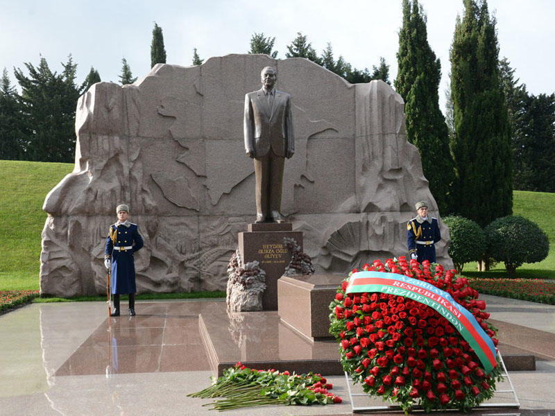 12 декабря - восемнадцатая годовщина со дня смерти общенационального лидера Гейдара Алиева