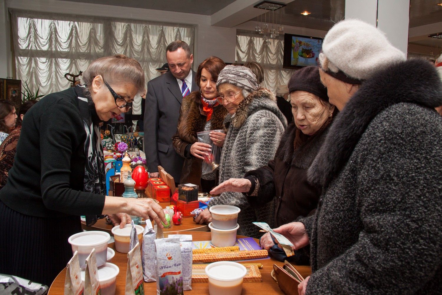 Высокопреосвященный архиепископ Александр принял участие в открытии V благотворительного Пасхального базара.