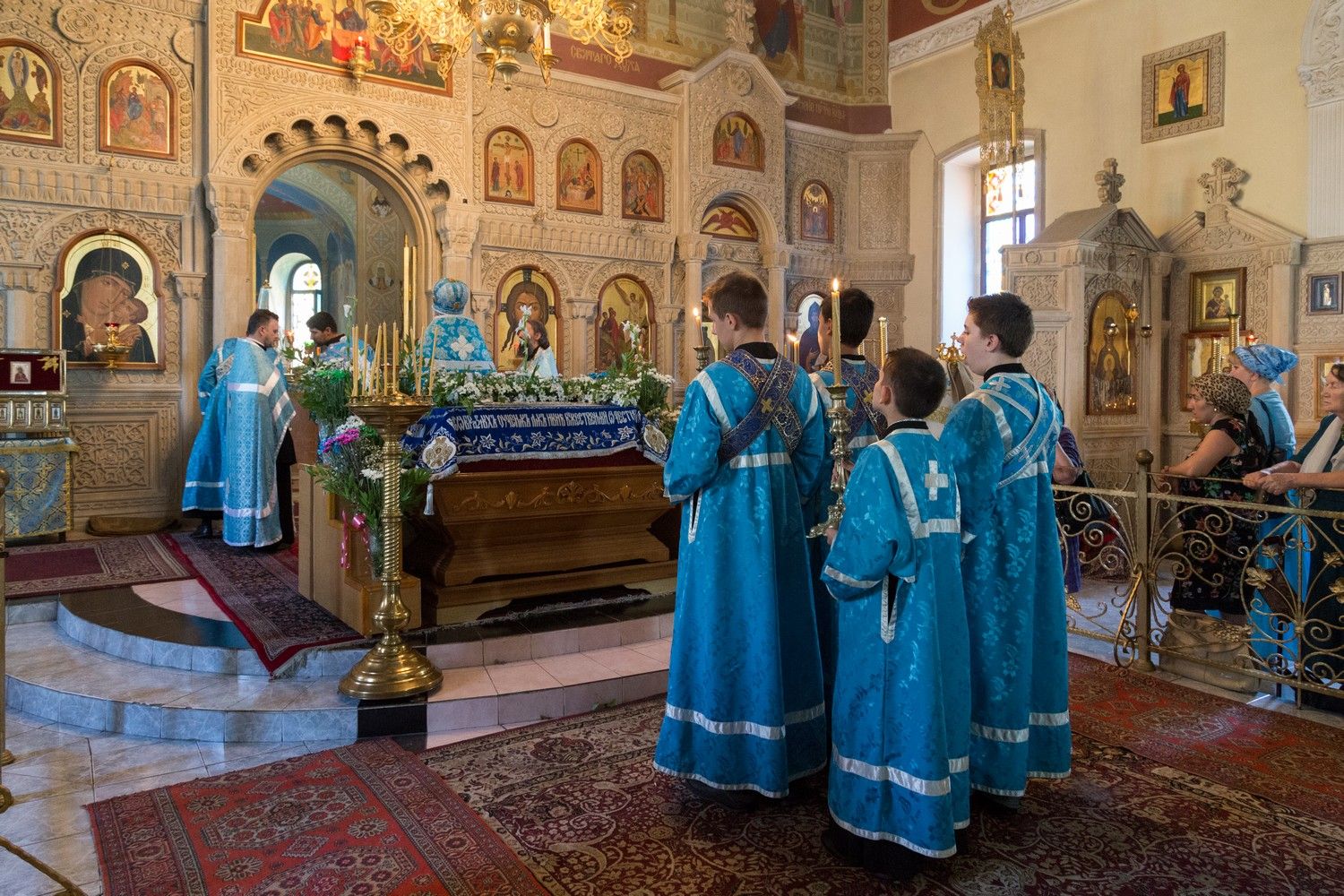 Высокопреосвященный архиепископ Александр совершил Чин погребения Плащаницы Божией Матери.