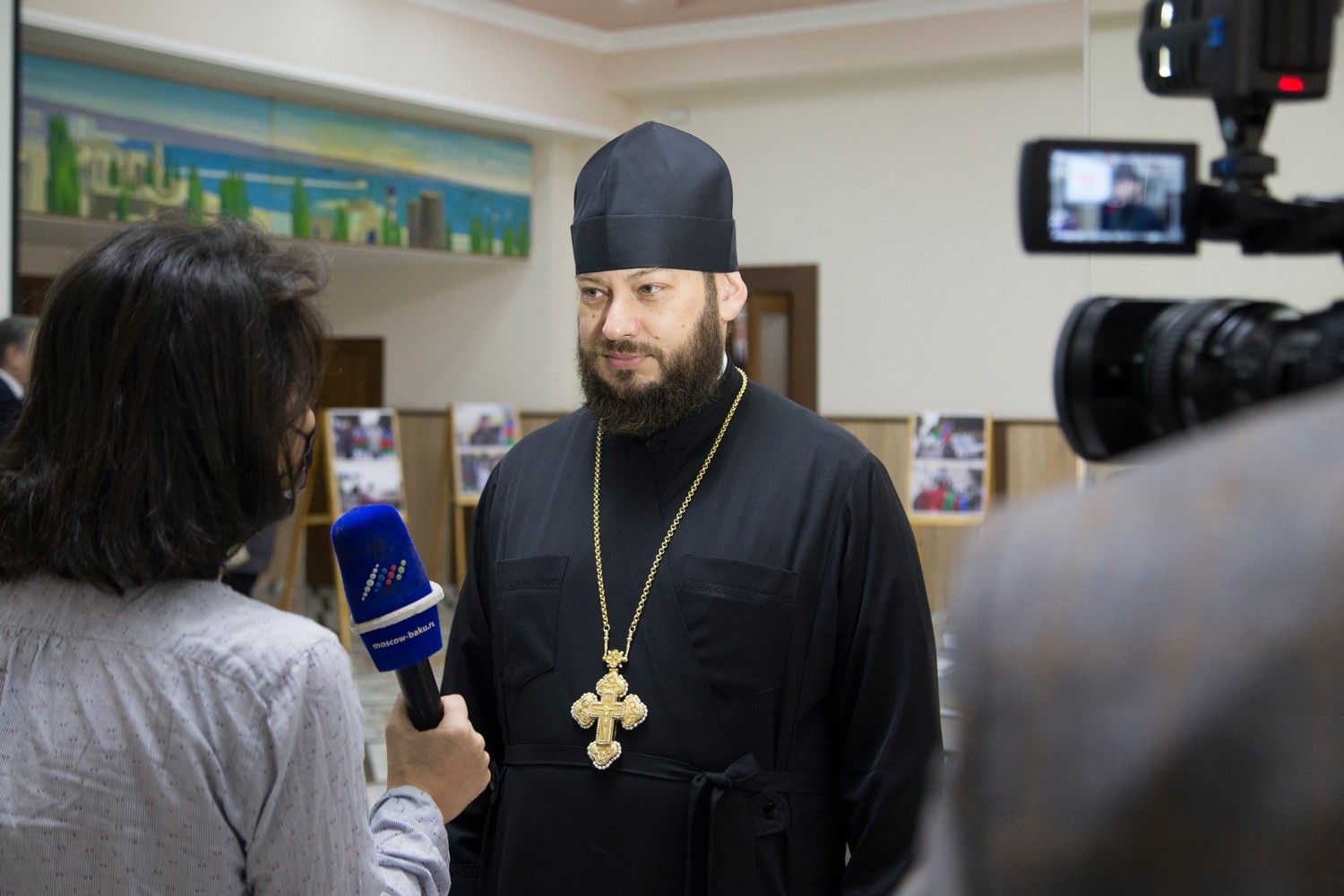 8 ноября 2021 г. в Центре Русской Культуры был проведён круглый стол и открыта фотовыставка на тему: «День Победы глазами православного священника».