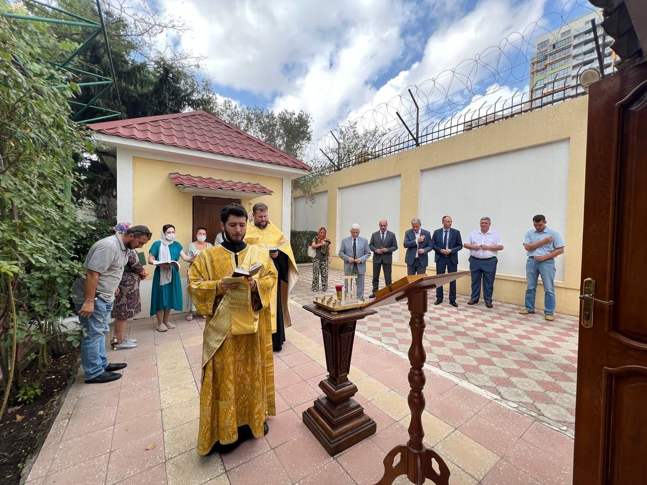 В день памяти благоверного князя Александра Невского в посвящённой святому часовне на территории Посольства России в Азербайджане был совершён молебен