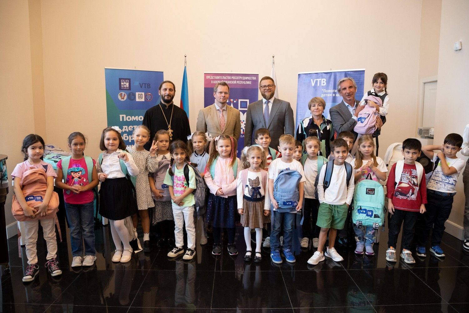 В Русском доме в Баку прошла акция "Помоги детям собраться в школу"