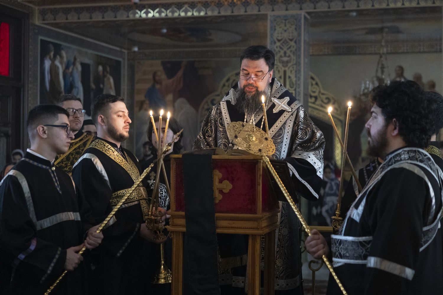 Епископ Алексий совершил последование пассии в соборе Рождества Богородицы