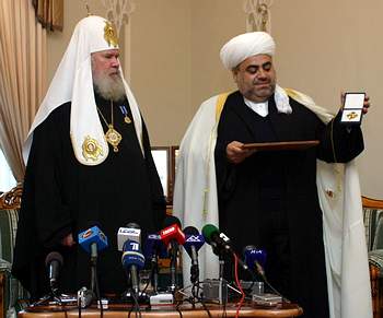 Патриарх Алексий II вручил Председателю Управления Мусульман Кавказа Шейху-уль-ислама гаджи Аллахшукюра Пашазаде орден Сергия Радонежского первой степени