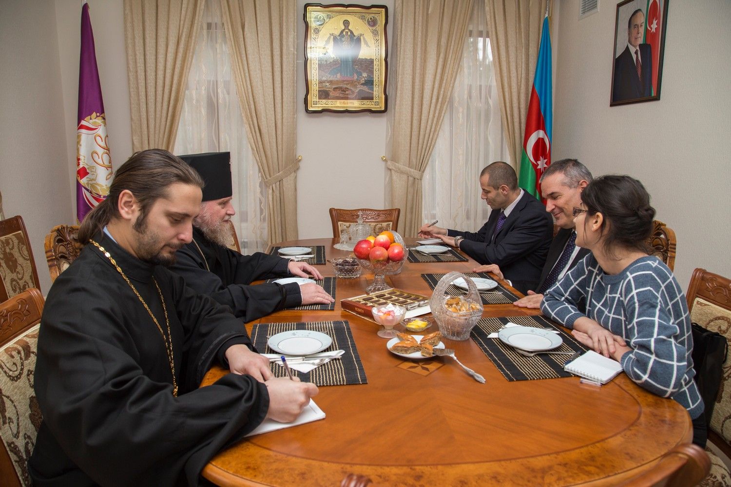 Высокопреосвященный архиепископ Александр принял в Бакинском Епархиальном Управлении Посла Израиля г-на Рафи Арпаза.