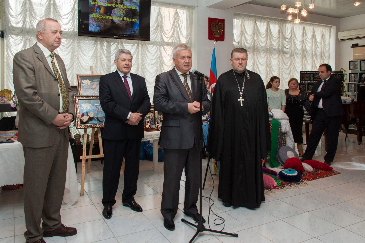 В Баку в преддверии Вербного воскресенья открылся IV благотворительный Пасхальный базар.