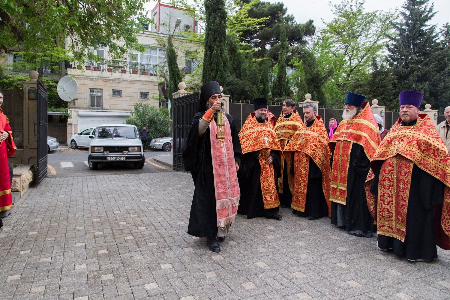 В г. Баку был доставлен благодатный огонь.