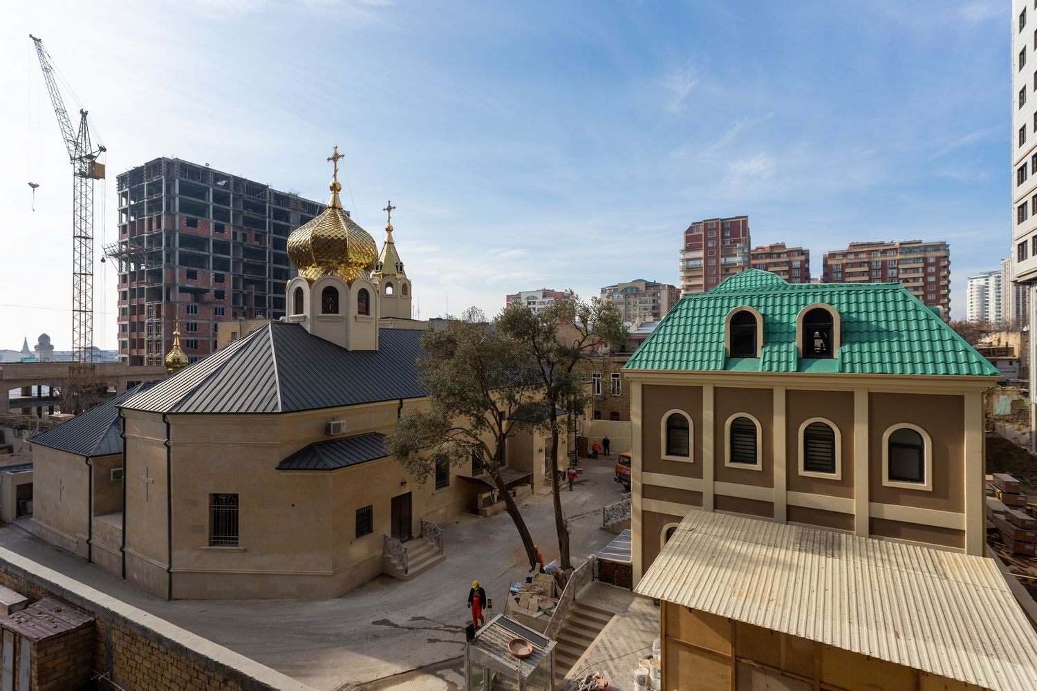 На собор Рождества Пресвятой Богородицы г. Баку были установлены новые кресты.