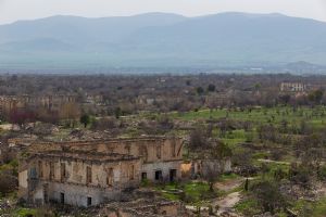 Вид на разрушенный Агдам с минарета Джума мечети