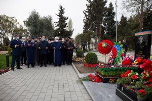 Посещение аллеи шехидов в Барде