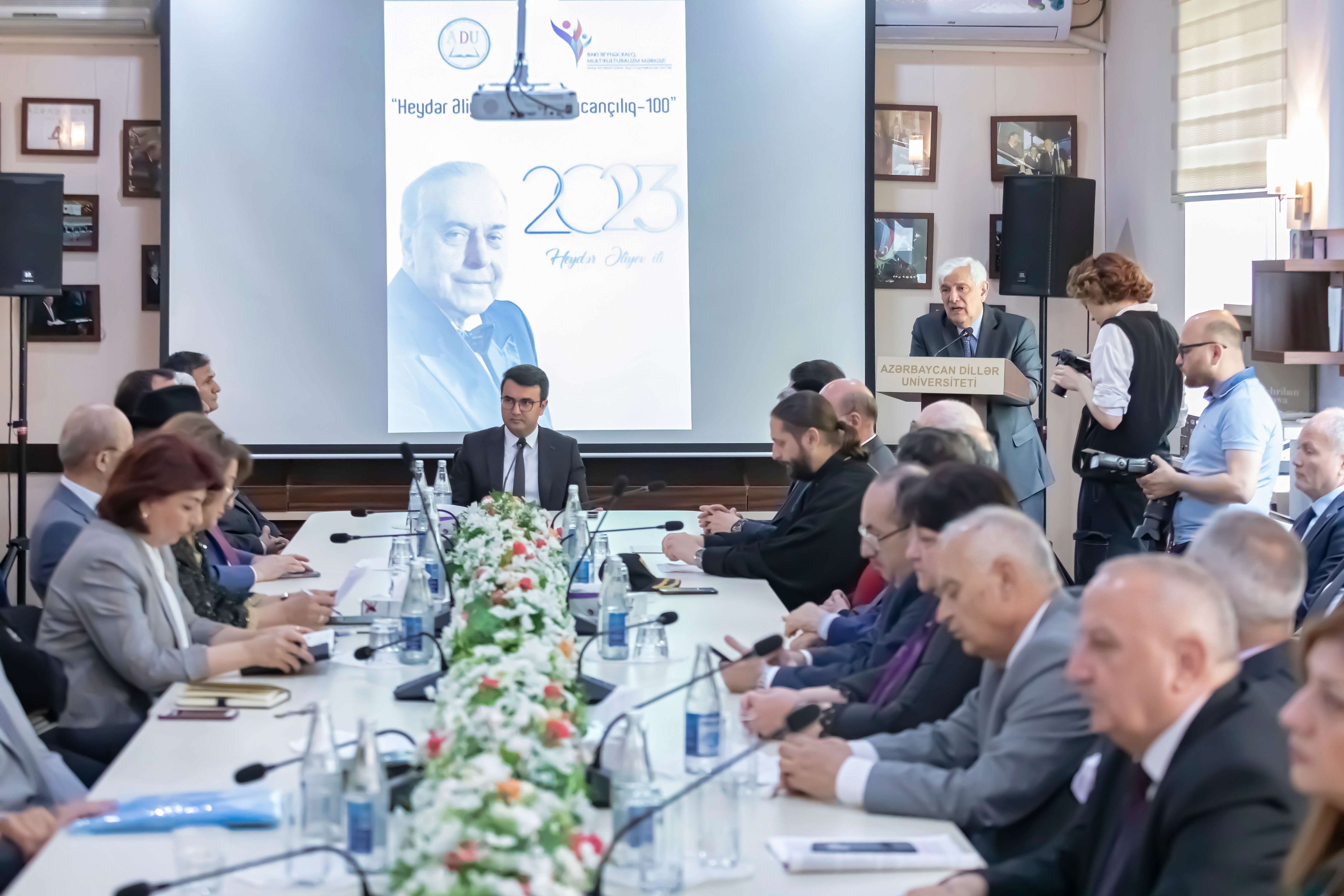 В Азербайджанском Университете Языков состоялась конференция "Гейдар Алиев и Азербайджанство - 100"