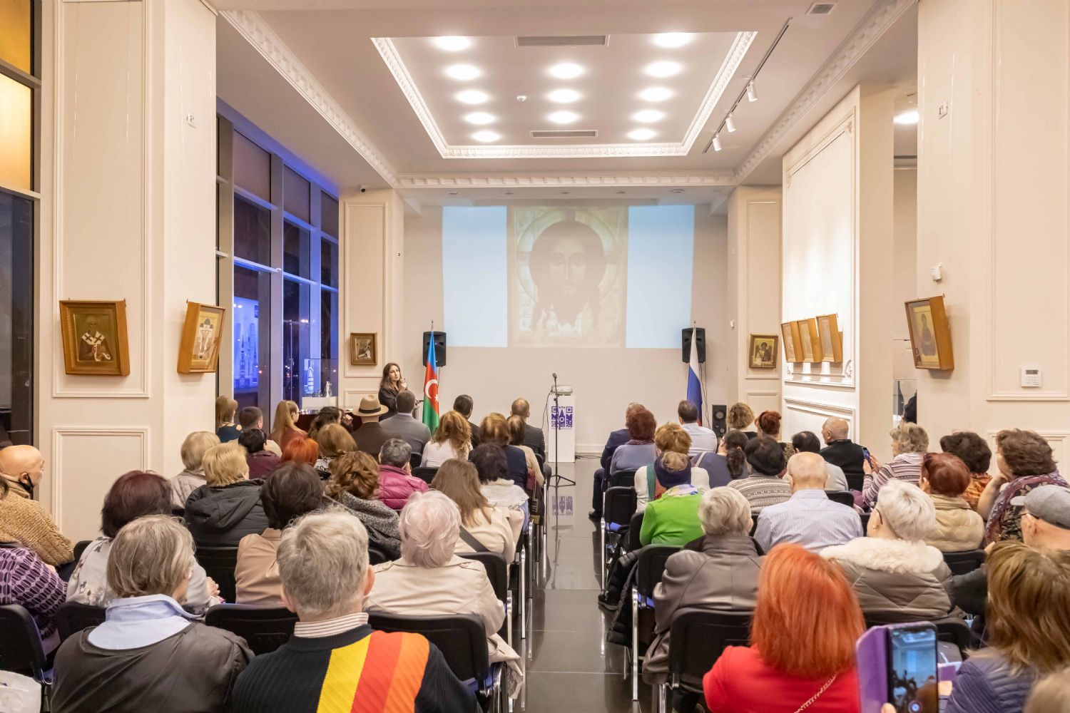 В Русском доме в Баку открылась выставка православных икон