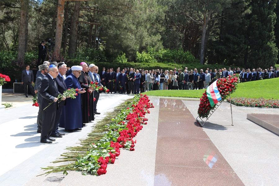 Религиозные деятели почтили память Гейдара Алиева