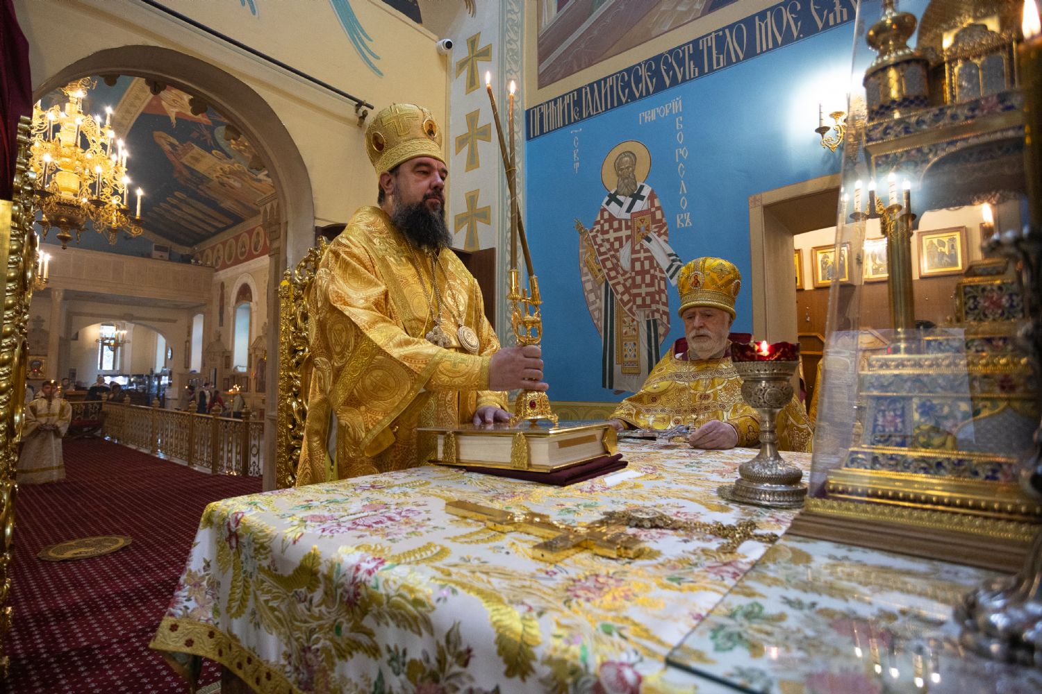 Архиерей совершил Божественную литургию в кафедральном соборе