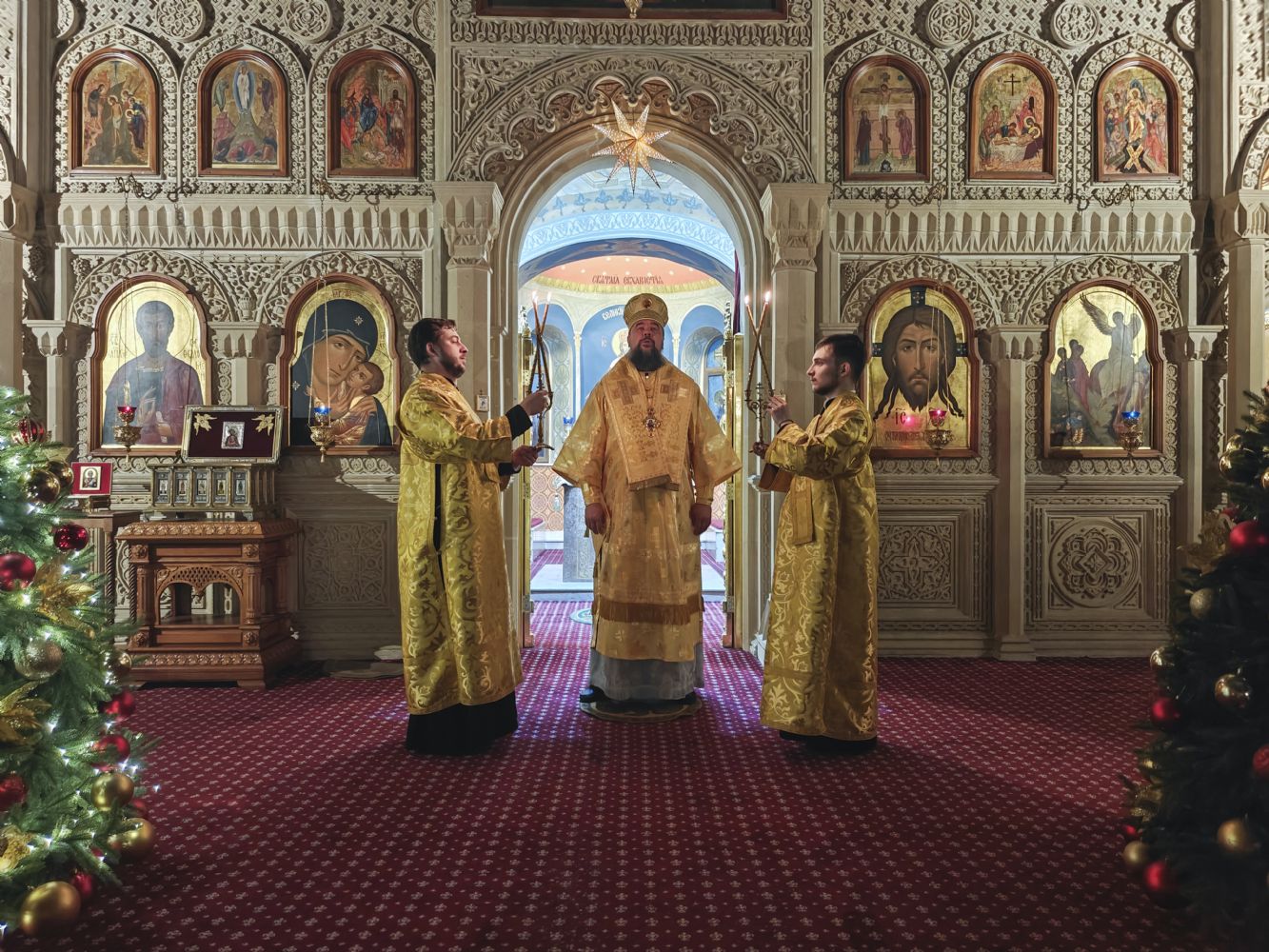 Епископ Алексий совершил Божественную литургию в новогоднюю ночь