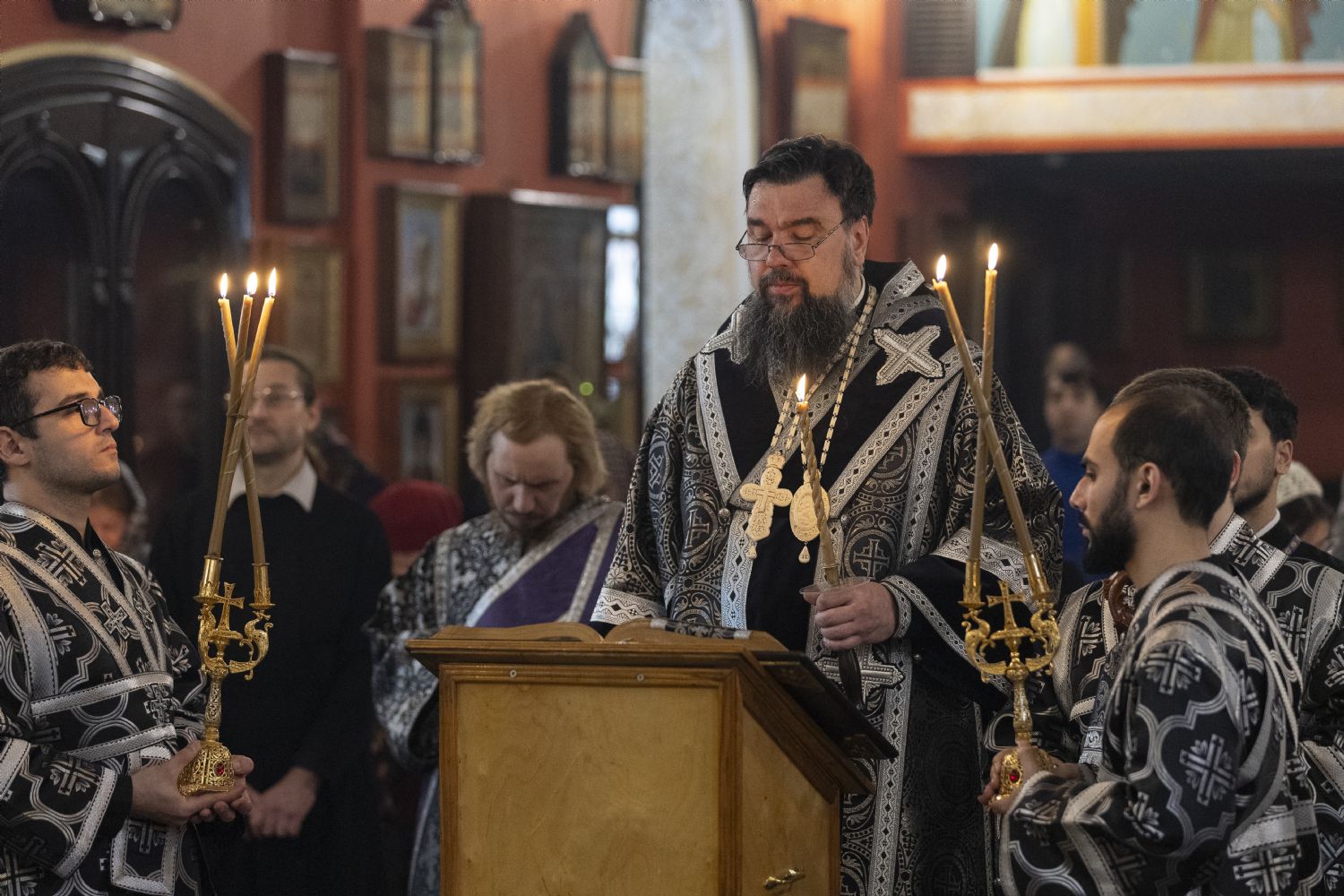 Епископ Алексий совершил последование пассии в храме Архангела Михаила