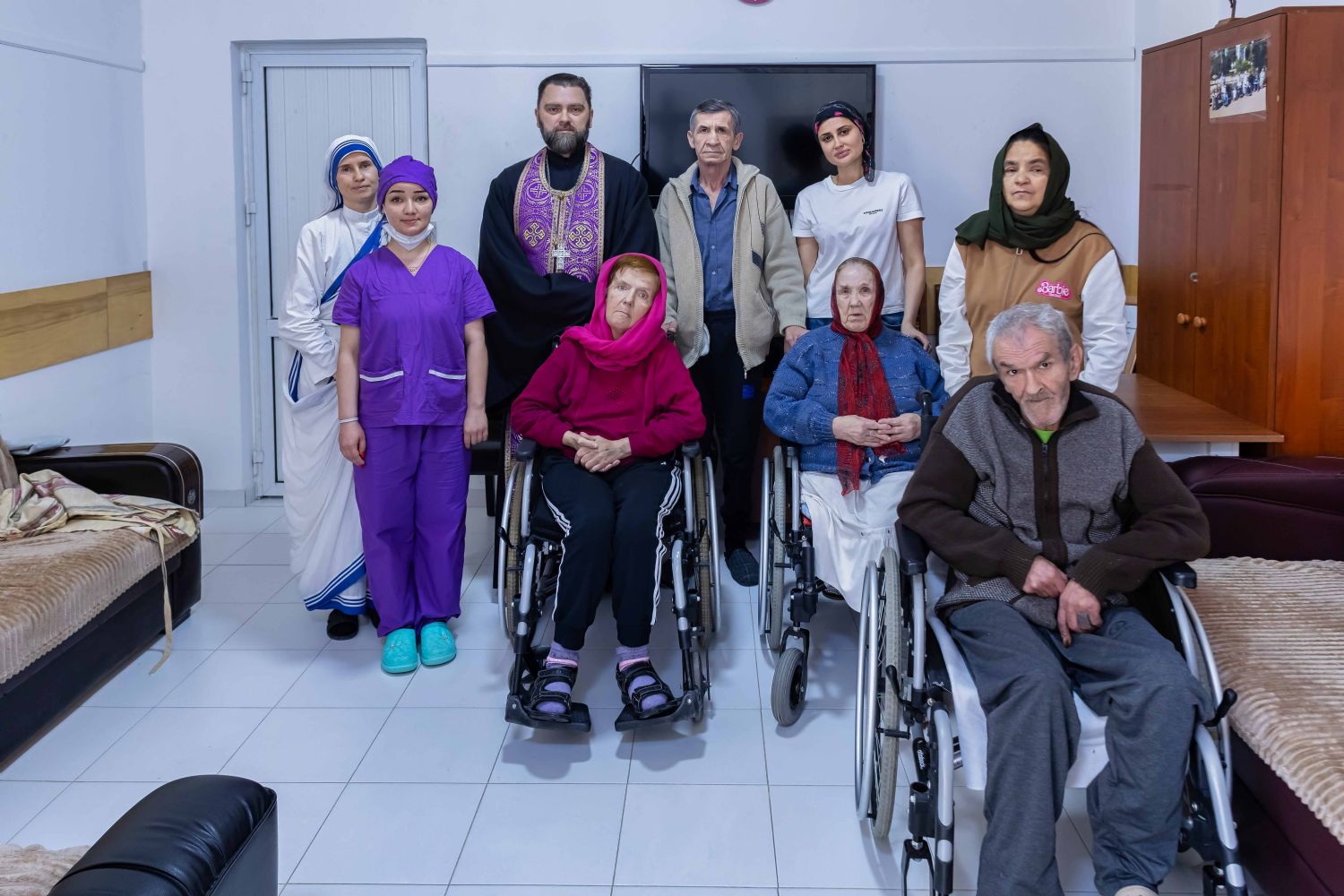 Священник посетил приют