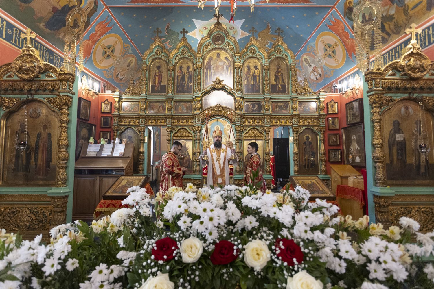 Архиерей совершил Божественную литургию в храме Архангела Михаила