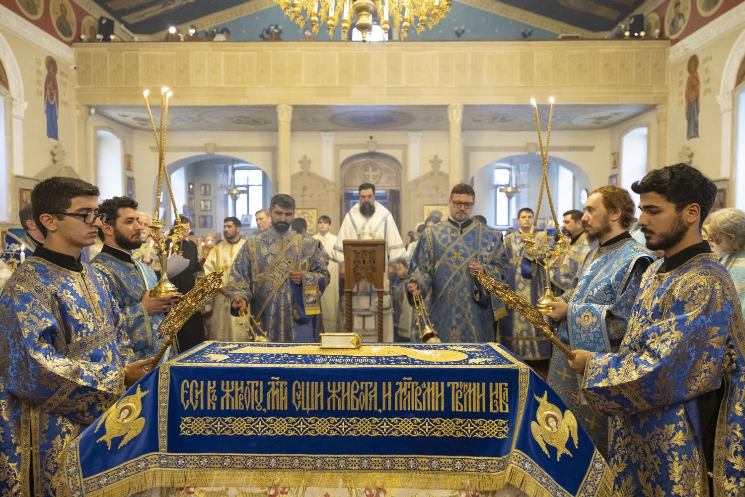 В кафедральном соборе святых Жен-Мироносиц был совершен Чин Погребения Пресвятой Богородицы